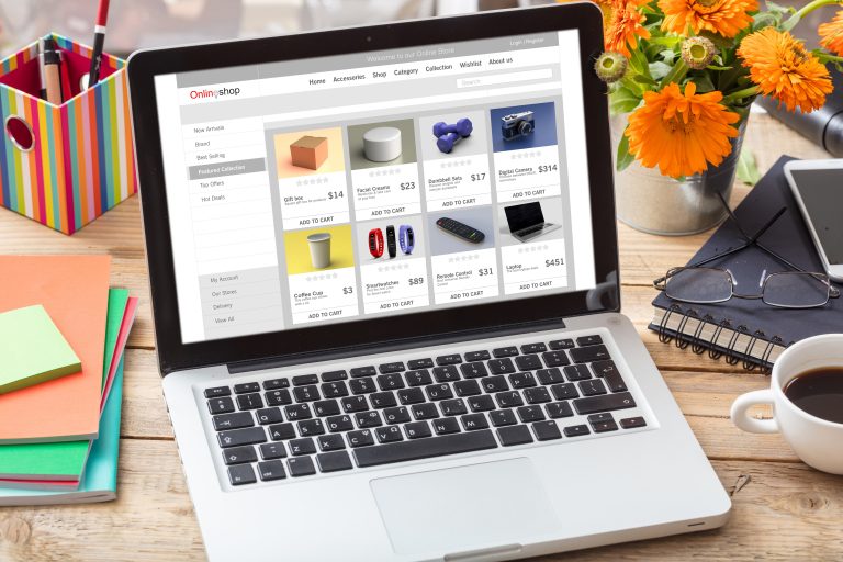 Automatisk opdatering af produkttekster - Endeligt resultat vises på laptop skærm