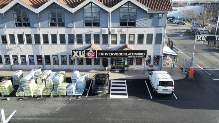 Drone billede af GS-beklædnings butiksfront