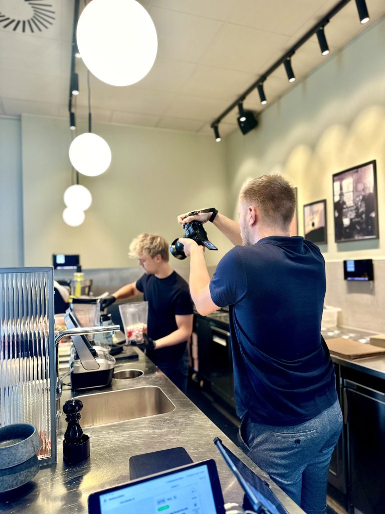 Fotoshoot i butik med fotograf og medarbejder