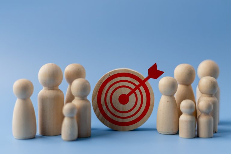 Retargeting - Gruppe står om en skydeskive