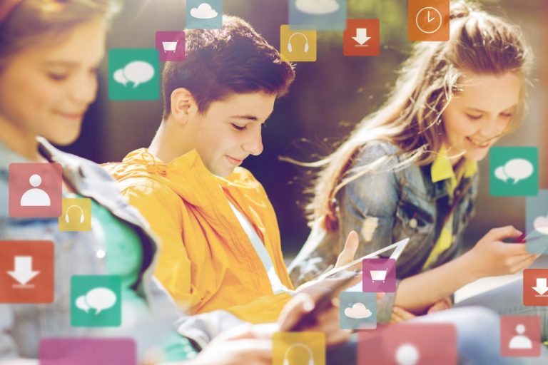 Search everywhere optimization illustreret med unge på telefonen og iconer for forskellige omichannel kanaler