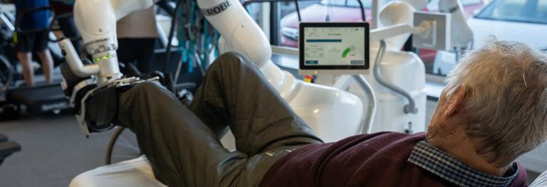 Behandling med robot hos FysioDanmark Slagelse