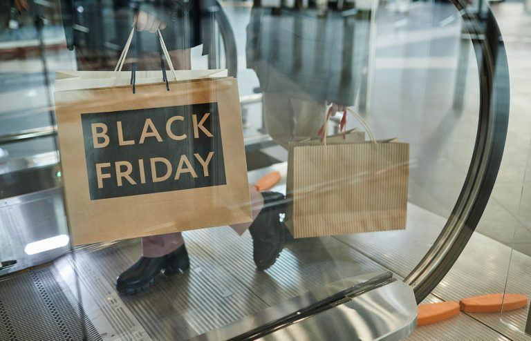 Person med black friday indkøbspose