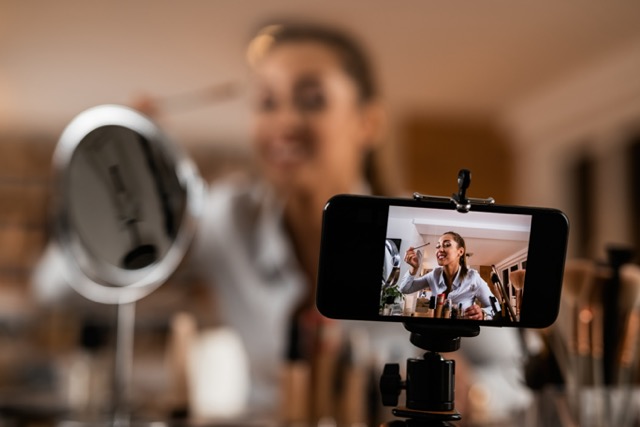 Billede af vlogger der er ved at optage videomarkedsføring for make up