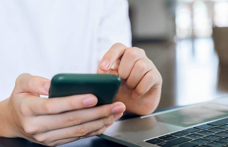person med smartphone i hånden