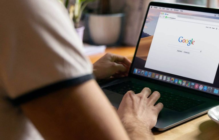 Person sidder ved laptop med Google åbent