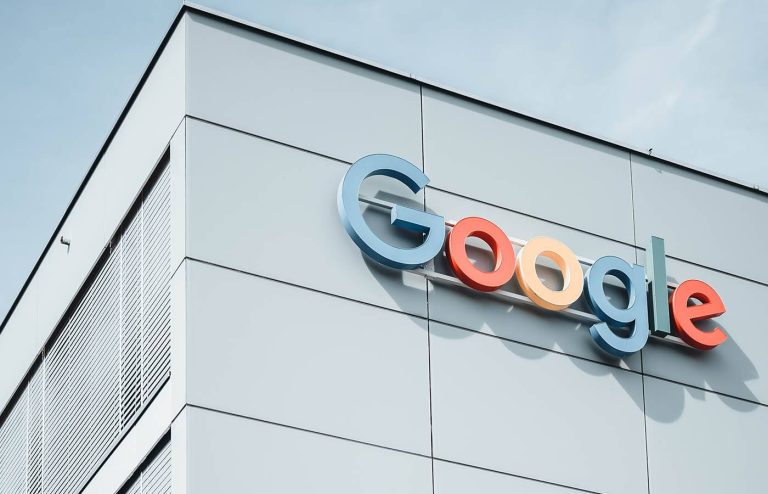 Billede af en af Googles bygninger med logo på