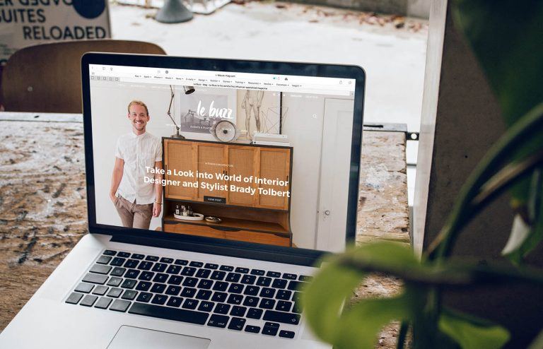 Billede af en hjemmeside på laptop