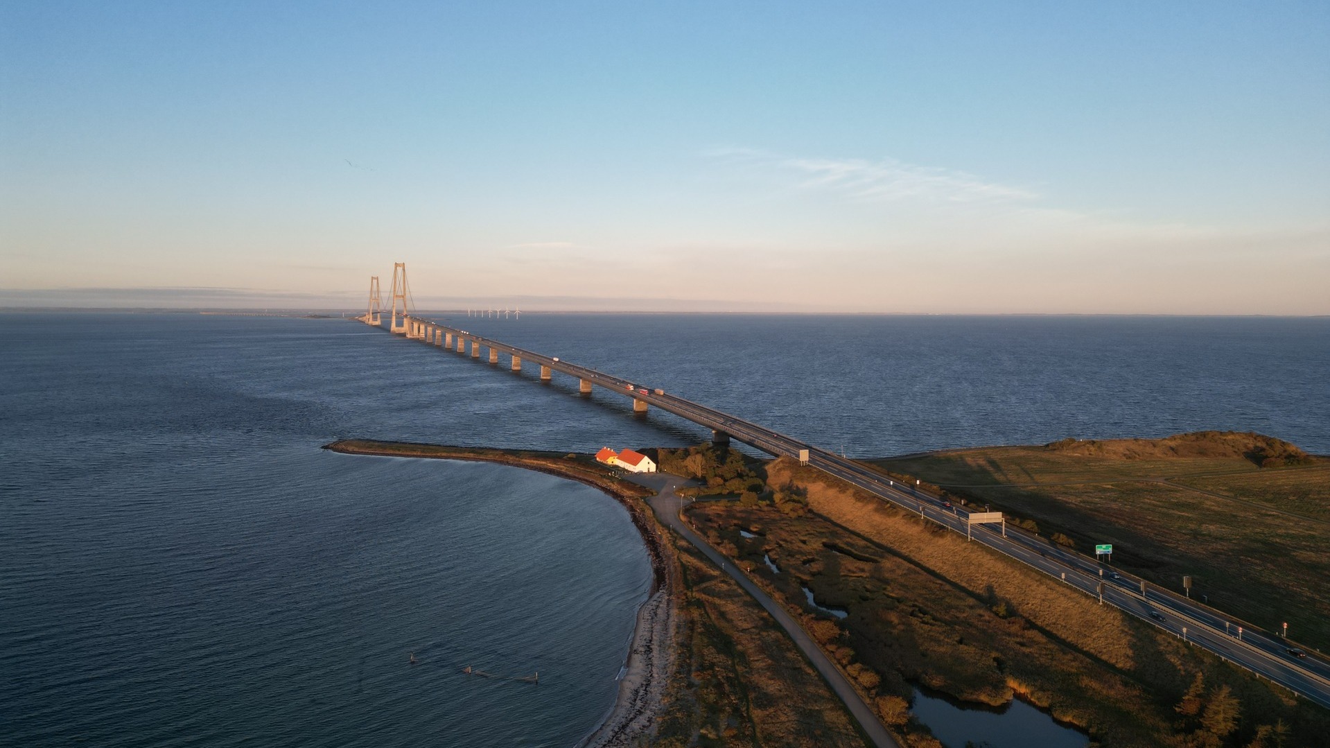 Dronebillede af Storebæltsbroen set i morgensol