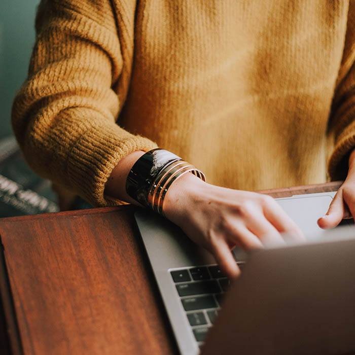 person der ser professionel ud, sidder ved laptop