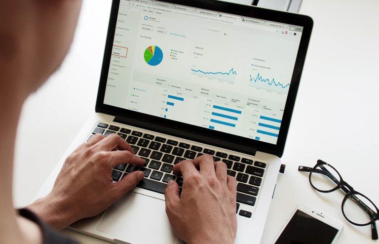 Person kigger på Google analytics data på laptop